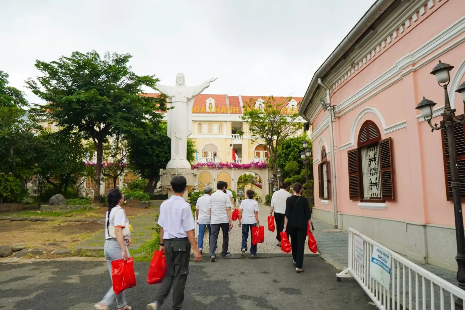 Hành hương lòng Chúa thương xót ngày 26.04.2025 của giáo dân Giáo xứ Thánh Martino 42 Hành hương lòng Chúa thương xót ngày 26.04.2025 của giáo dân Giáo xứ Thánh Martino - ảnh 41
