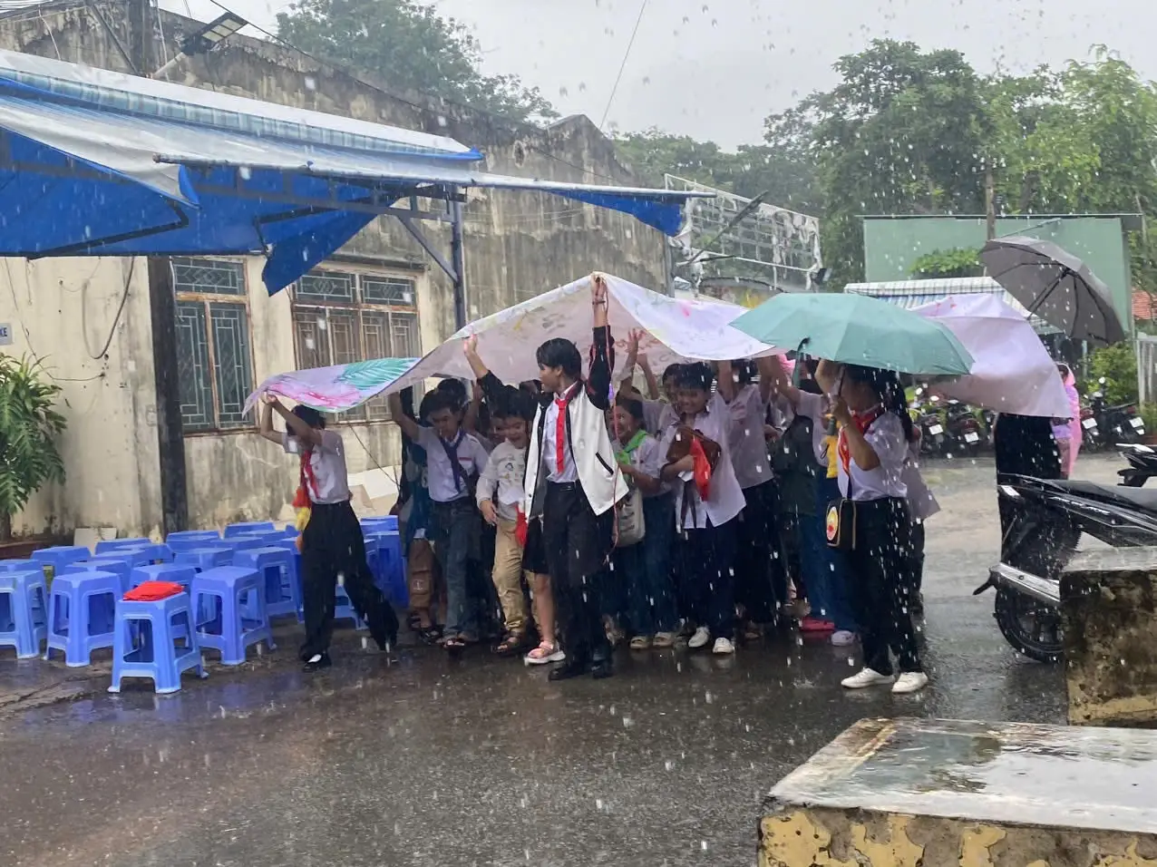 Mưa lớn sáng 15.09.2024: thiếu nhi vẫn học giáo lý trong tinh thần đoàn kết 2 Mưa lớn sáng 15.09.2024: thiếu nhi vẫn học giáo lý trong tinh thần đoàn kết - ảnh 1