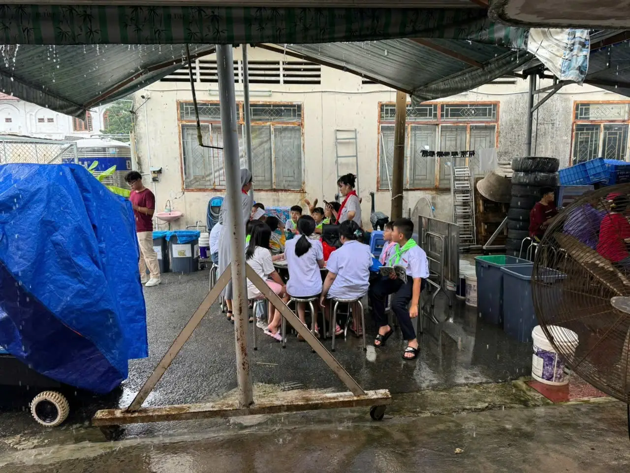Mưa lớn sáng 15.09.2024: thiếu nhi vẫn học giáo lý trong tinh thần đoàn kết 4 Mưa lớn sáng 15.09.2024: thiếu nhi vẫn học giáo lý trong tinh thần đoàn kết - ảnh 3