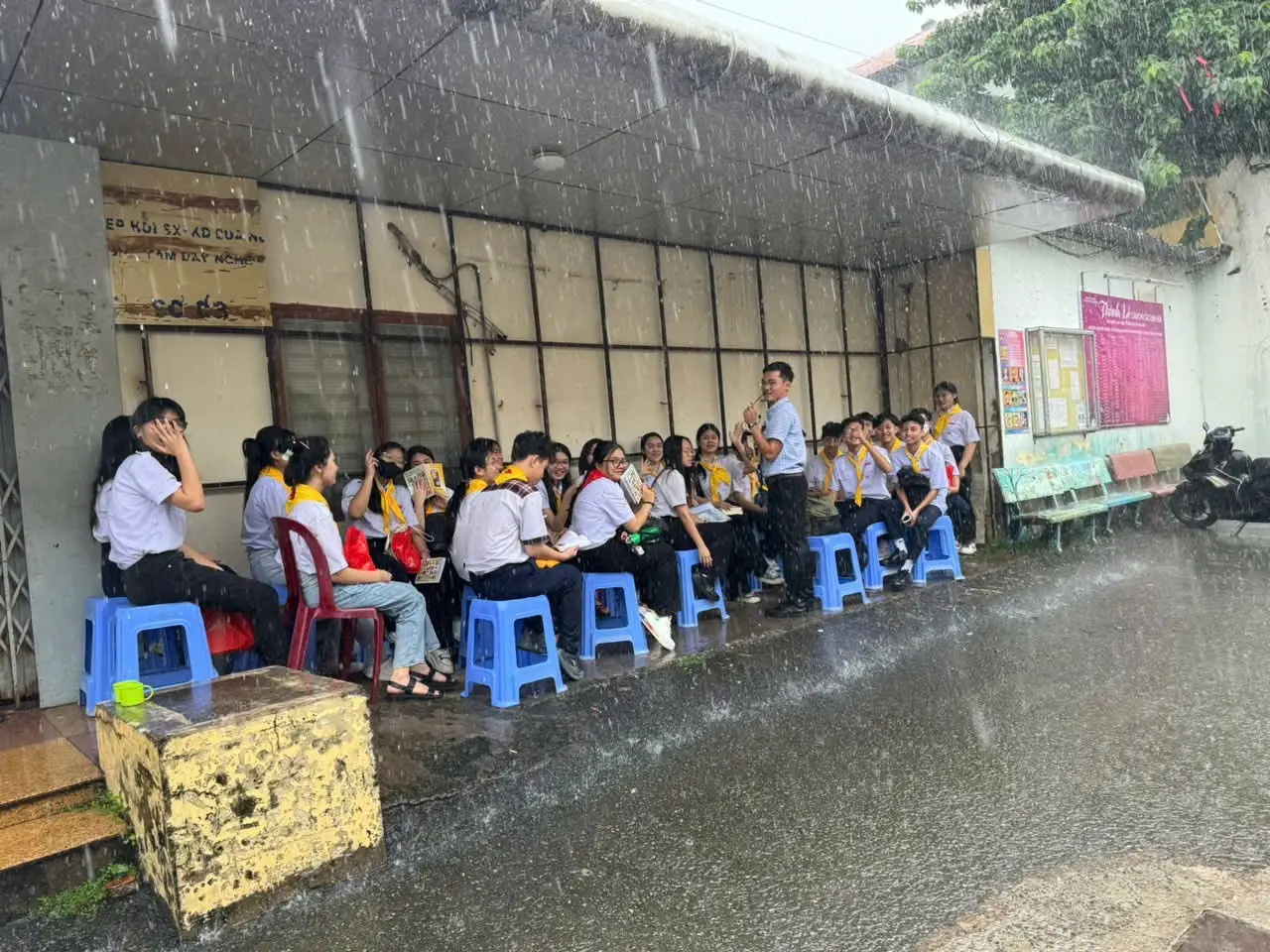 Mưa lớn sáng 15.09.2024: thiếu nhi vẫn học giáo lý trong tinh thần đoàn kết 6 Mưa lớn sáng 15.09.2024: thiếu nhi vẫn học giáo lý trong tinh thần đoàn kết - ảnh 5