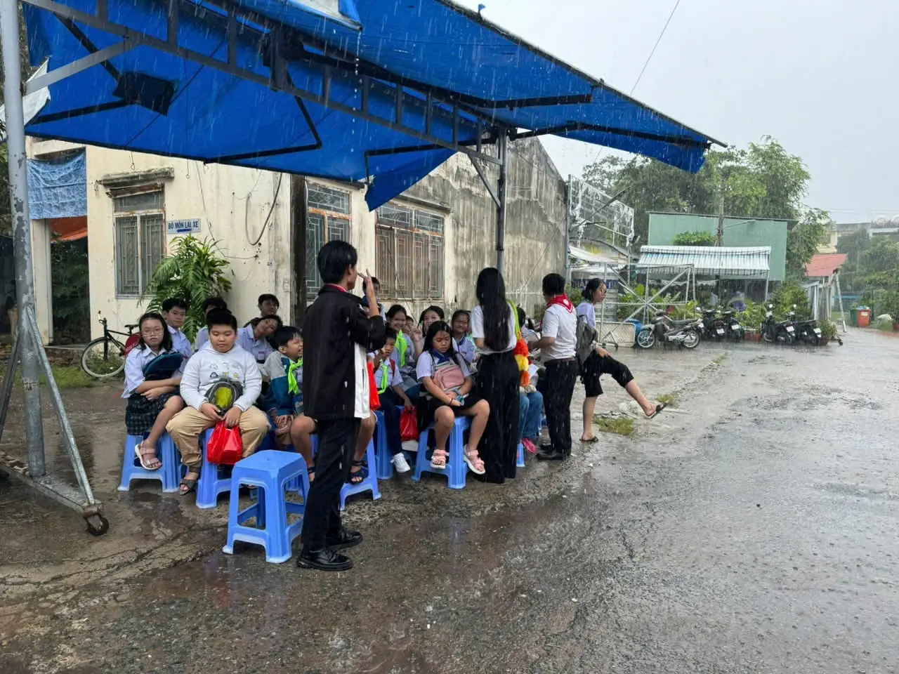 Mưa lớn sáng 15.09.2024: thiếu nhi vẫn học giáo lý trong tinh thần đoàn kết 7 Mưa lớn sáng 15.09.2024: thiếu nhi vẫn học giáo lý trong tinh thần đoàn kết - ảnh 6