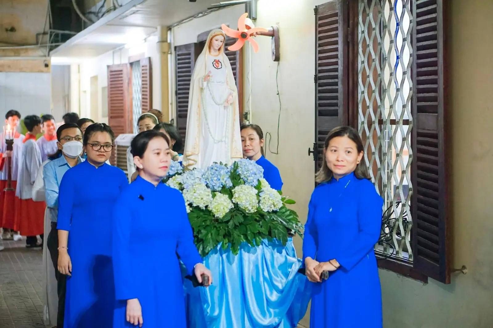 Rước kiệu bế mạc tháng Mân Côi 31.10.2024 tại Giáo xứ Thánh Martino 7 Rước kiệu bế mạc tháng Mân Côi 31.10.2024 tại Giáo xứ Thánh Martino - ảnh 6