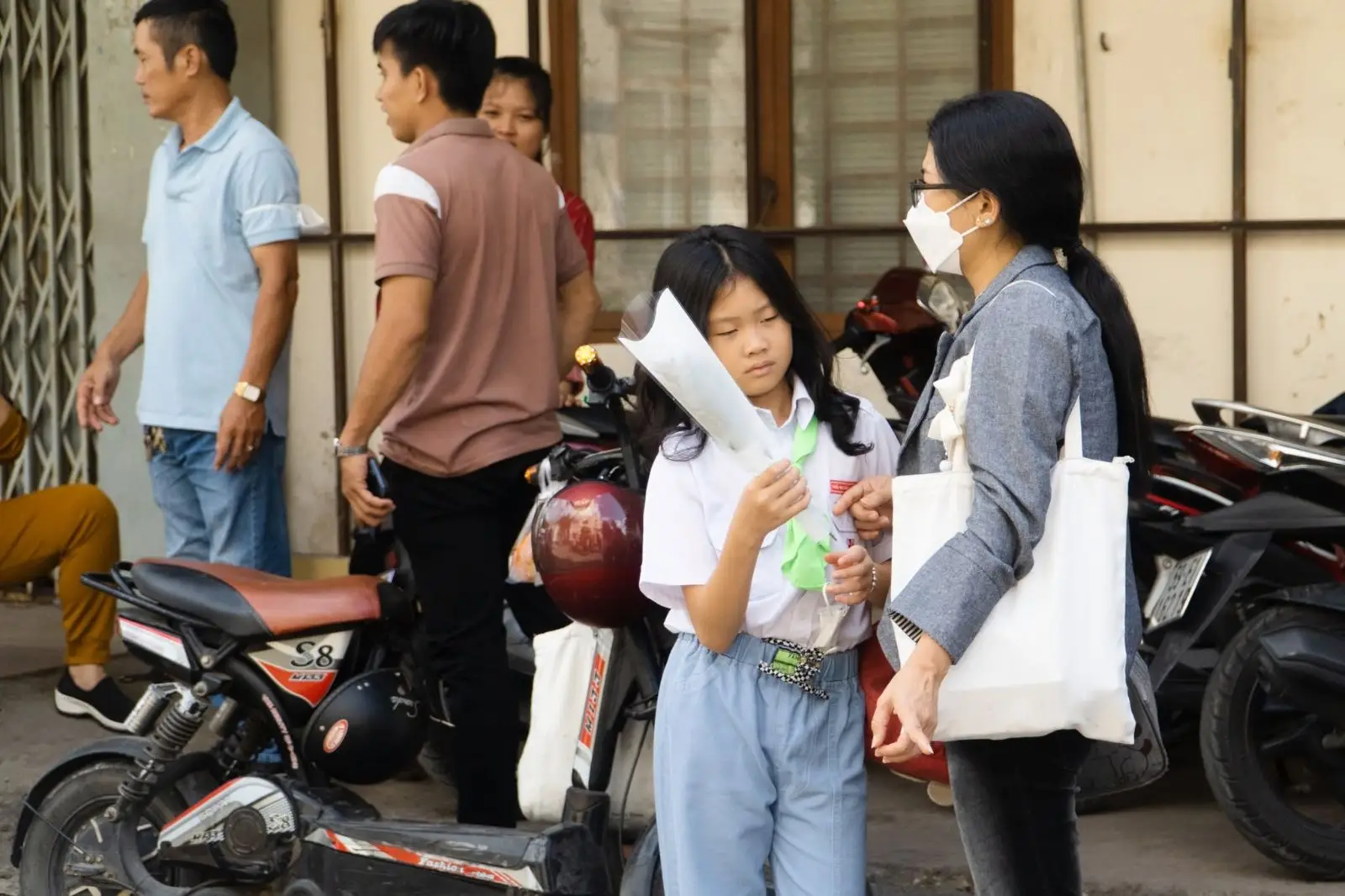 Tặng hoa ngày của Mẹ: các em nói lời yêu thương với mẹ yêu - ảnh 1