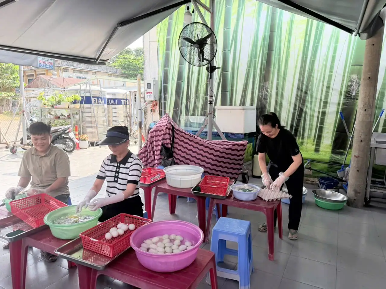Trứng Phục Sinh – dấu chỉ của sự sống mới do giới trẻ Giáo xứ thực hiện 2 Trứng Phục Sinh – dấu chỉ của sự sống mới do giới trẻ Giáo xứ thực hiện - ảnh 1