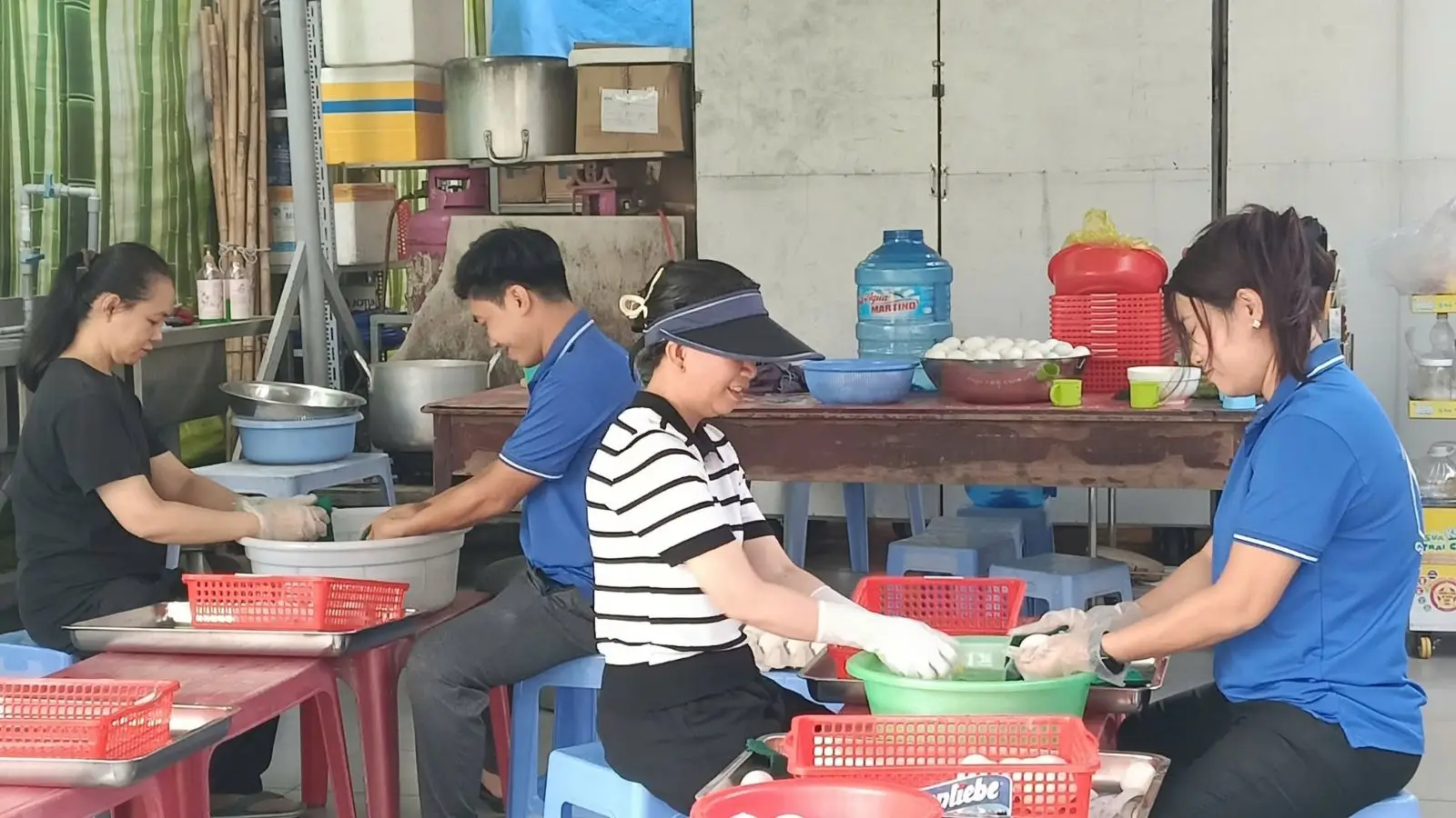 Trứng Phục Sinh – dấu chỉ của sự sống mới do giới trẻ Giáo xứ thực hiện - ảnh 4