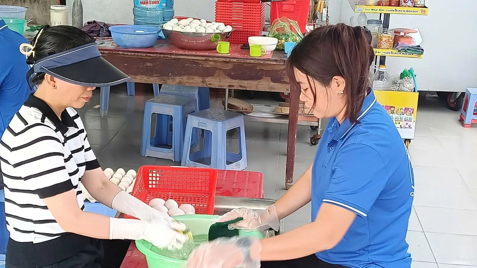 Trứng Phục Sinh – dấu chỉ của sự sống mới do giới trẻ Giáo xứ thực hiện 8 Trứng Phục Sinh – dấu chỉ của sự sống mới do giới trẻ Giáo xứ thực hiện - ảnh 7